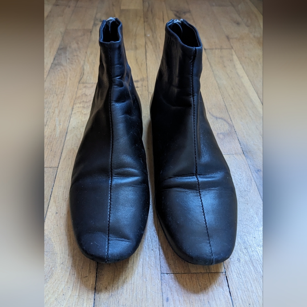Zara women's size 38 flat black leather round toe bootie with back zipper
